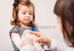 Di perkemahan anak-anak di Ural, dokter menjilat tangan anak itu dengan cat hijau
