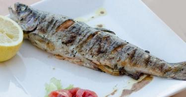 Ikan trout dipanggang dalam oven dan kertas timah: resep ikan trout pelangi
