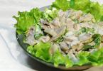 Salate mit Hühnchen und Braten: die besten Rezepte