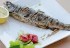 Ikan trout dipanggang dalam oven dan kertas timah: resep ikan trout pelangi