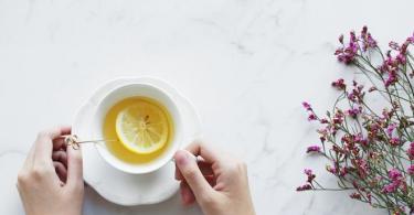 減量のための生姜とレモンを使った痩身茶の最高のレシピ 緑茶、生姜、レモンの皮、レモングラス