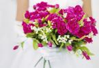 Tanda-tanda yang terkait dengan karangan bunga pengantin wanita